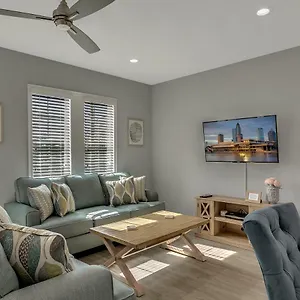 New 3/2 Duplex Minutes From Heart Of -unit B Apartment